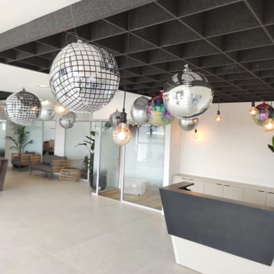 כדורי דיסקו תלויים מהתקרה בעיצוב אירועים מודרני