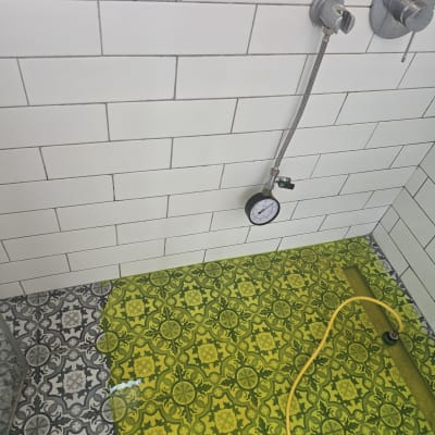 מד לחץ מים בחדר אמבטיה עם אריחים צבעוניים