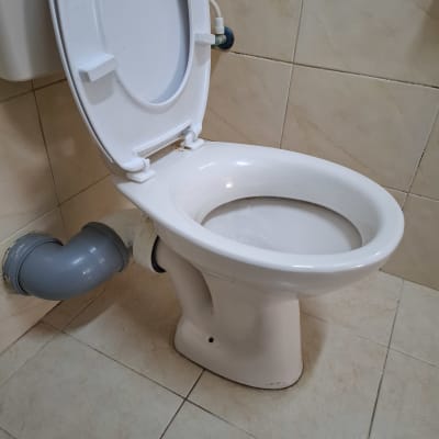 אסלה עם חיבור צינור פלסטיק אפור