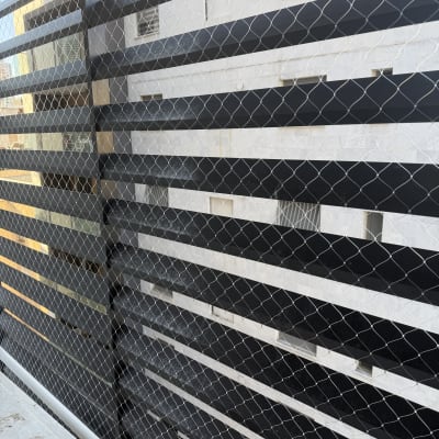 רשת למניעת כניסת יונים על מרפסת בניין