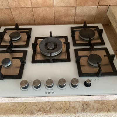 כיריים גז עם חמישה מבערים וכפתורי שליטה