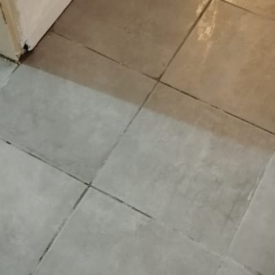 רצפה נקייה עם אריחים אפורים מבריקים