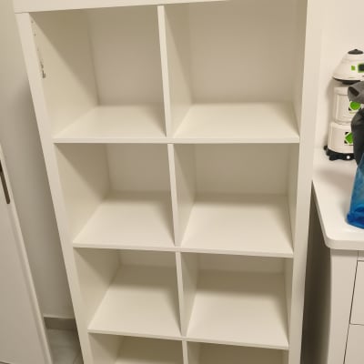 מדף לבן עם שמונה תאים ריקים בחדר