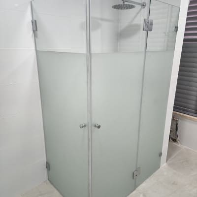 מקלחון זכוכית עם דלתות ומקלחת גשם