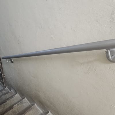 מעקה מתכת על קיר מדרגות