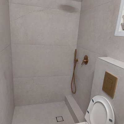 מקלחת ושירותים עם גימור זהב ושיש אפור