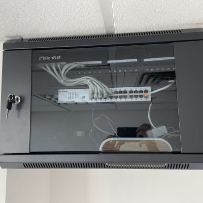 ארון תקשורת עם מתג רשת וכבלים מחוברים
