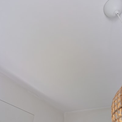 תקרה צבועה בלבן עם מנורה תלויה