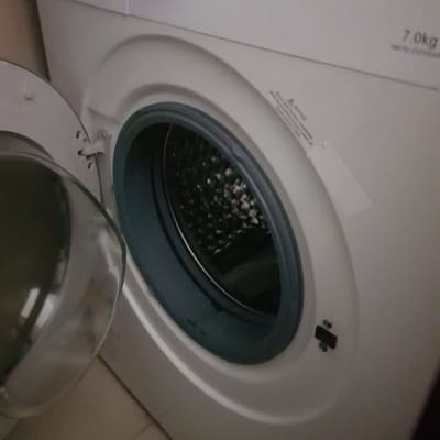 מכונת כביסה פתוחה עם דלת זכוכית