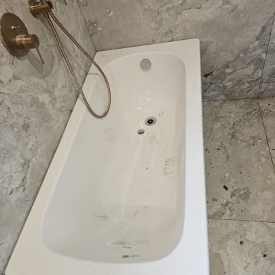 אמבטיה עם ברזים על קיר אריחים