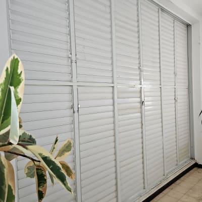 תריסים לבנים מותקנים על קיר פנימי