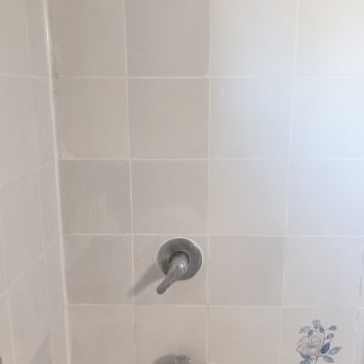 אמבטיה עם ברזים ואריחים לבנים