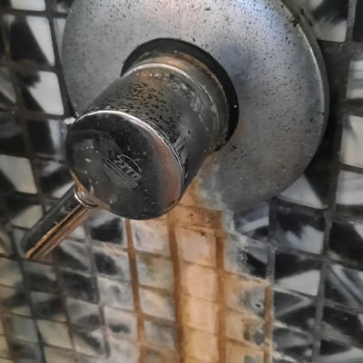 ברז מים על קיר אריחים בשירותים או במקלחת