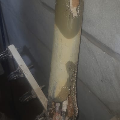 צינור פגום עם חלודה ונזק