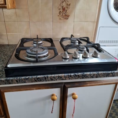 שיש גרניט כהה עם כיריים גז