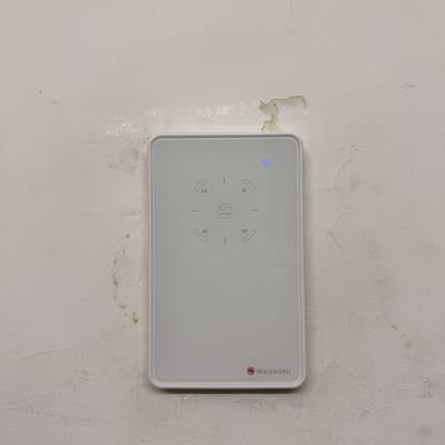 מתג חשמלי חכם מותקן על קיר לבן