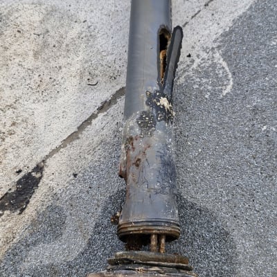 צינור מתכת פגום עם חלודה על הקרקע