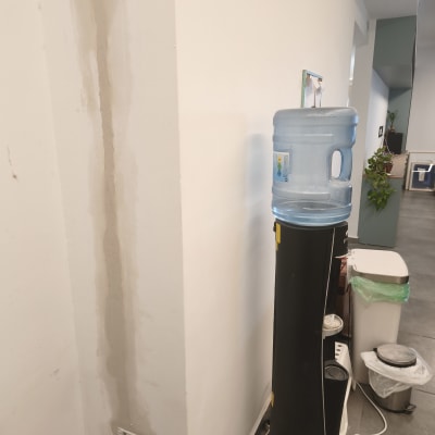 שקע חשמל ליד מתקן מים במשרד