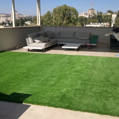 דשא סינתטי על מרפסת עם ריהוט גן