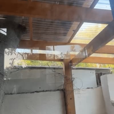 פרגולה מעץ עם גג שקוף בחצר