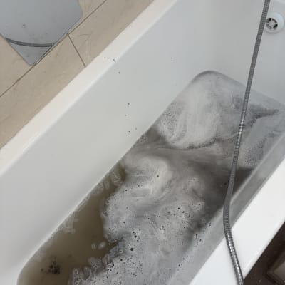 אמבטיה עם מים מלוכלכים וקצף