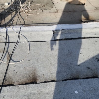 איטום גג עם חומר לבן וכבלים