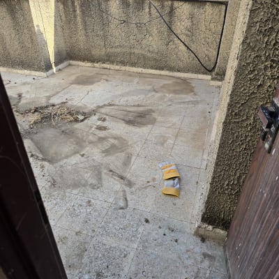 כפפות עבודה על רצפת מרפסת מלוכלכת