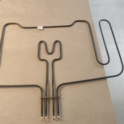 גוף חימום מונח על שולחן במטבח