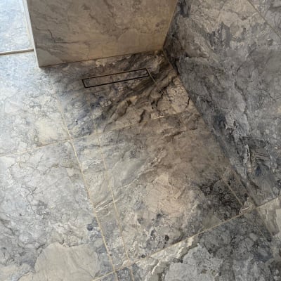 ריצוף שיש אפור עם ניקוז במקלחת