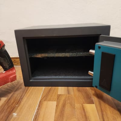 כספת פתוחה על רצפת עץ עם דלת פתוחה