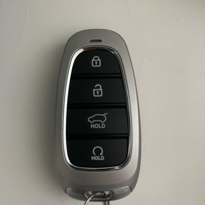 מפתח רכב עם כפתורי נעילה והחזקה