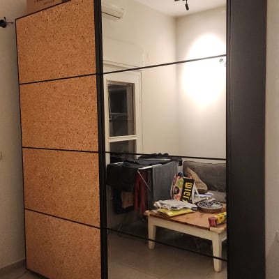 ארון עם דלתות מראה וחפצים על גבי שולחן