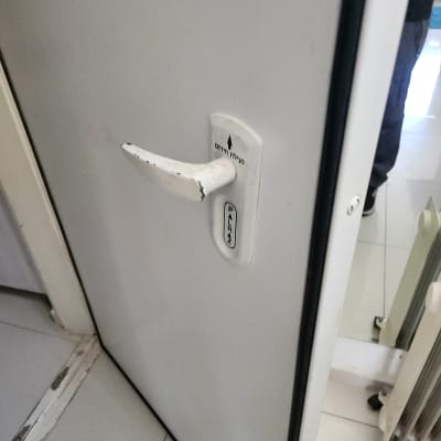 ידית דלת עם מנעול ופתיחה