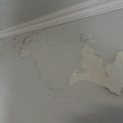 קיר עם צבע מתקלף וסדקים