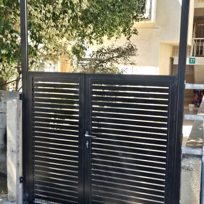 שער אלומיניום שחור עם עיצוב אופקי