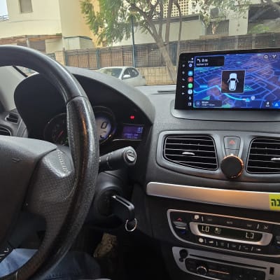 מערכת מולטימדיה ומסך מגע המותקנים בדשבורד רכב