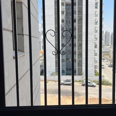 סורגים עם עיטור לב במרכז החלון