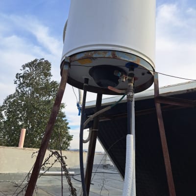 דוד שמש מותקן על גג עם צינורות וחיבורים