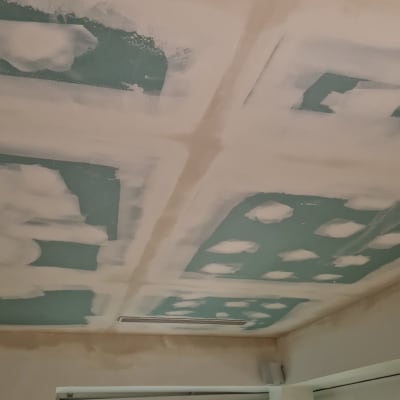 תקרת גבס עם תיקוני שפכטל לבנים
