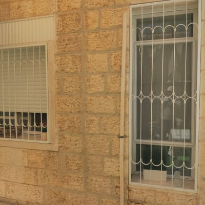 חלון עם סורגים על קיר אבן