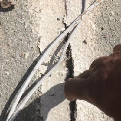 סדק במשטח עם כבלים חשמליים