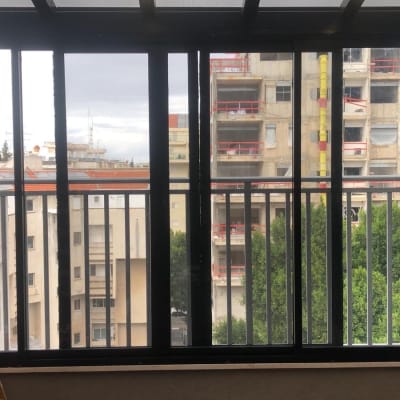 חלונות אלומיניום עם מסגרת שחורה ומעקה אלומיניום