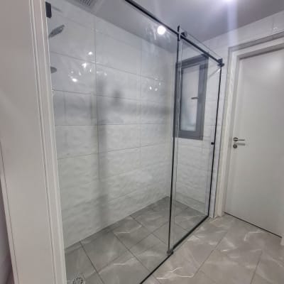 מקלחון זכוכית עם ראש מקלחת ותאורה