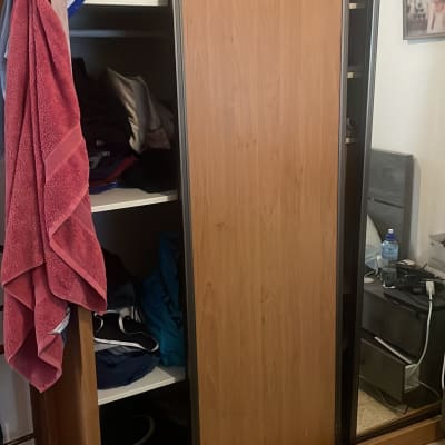 ארון עץ עם דלתות הזזה בחדר שינה