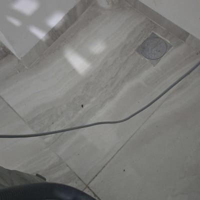 צינור ומרצפות באזור עבודה, ייתכן קשור להדברה