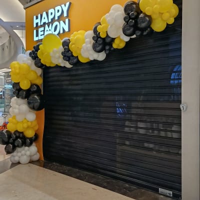 קישוט בלונים על חנות סגורה בקניון