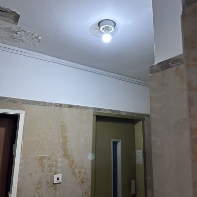 התקנת בית מנורה וגוף תאורה דולק בחדר מדרגות