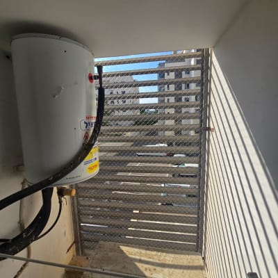 רשת למניעת כניסת יונים במרפסת עם דוד שמש