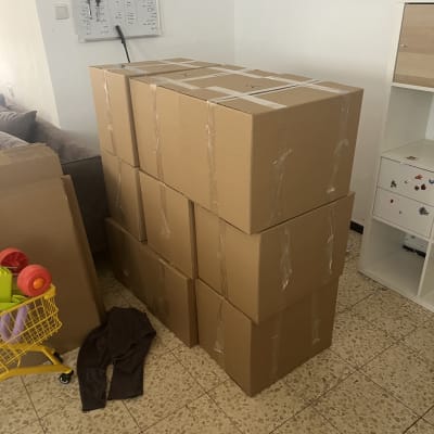 קופסאות קרטון ארוזות בחדר עם צעצועים