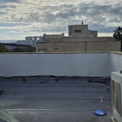 גג עם חומרי איטום, בקבוק פלסטיק ומכסה כחול